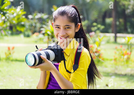 1 fille teeanger indiennes photographie caméraman park Banque D'Images