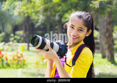 1 caméraman indian girl teeanger park holding camera photography Banque D'Images