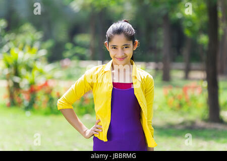 Belle jeune fille indienne 1 standing-sur-hanche en park smiling Banque D'Images