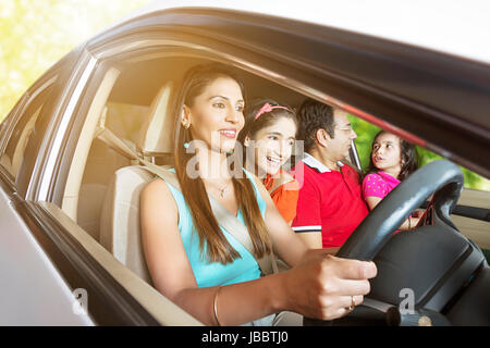 4 personnes voiture Voyage famille enfants filles pique-nique sitting smiling Banque D'Images