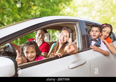 5 personnes voiture Voyage famille pique-nique enfants sitting smiling Thumbs up travel Banque D'Images