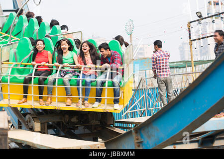 Groupe heureux amis rid de Roller Coaster Fun Joyeux Amusement Park Banque D'Images