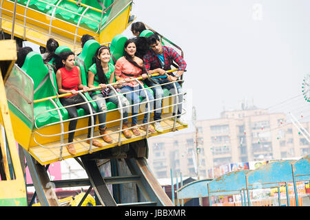 Happy Group jeunes amis Équitation Roller Coaster Profitez d'Amusement Park Banque D'Images