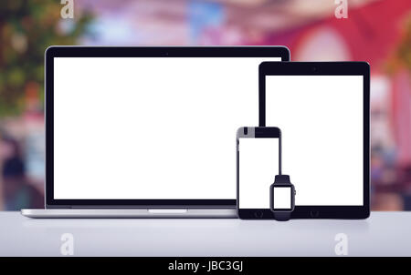 Ordinateur portable PC tablette et smartphone smartwatch sur la surface du bureau dans la région de coffee shop immersive Banque D'Images