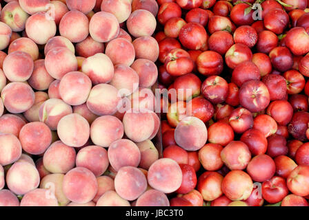 Yummy tas de pommes pour la vente dans une échoppe de marché. Deux teintes différentes Banque D'Images