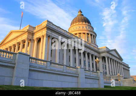 L'Utah State Capitol à Salt Lake City dans la soirée. Salt Lake City est la capitale et la ville la plus peuplée de l'Utah Banque D'Images