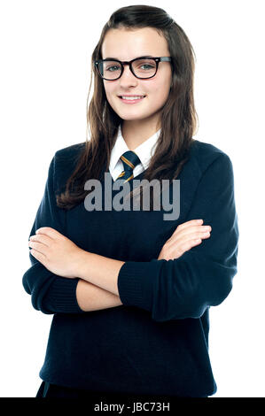 Jolie photo de profil adolescent à lunettes posant avec bras croisés Banque D'Images