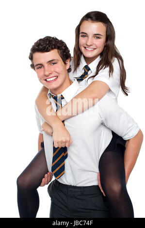 Cheerful coup de jeune couple dans l'uniforme scolaire et d'avoir du plaisir Banque D'Images