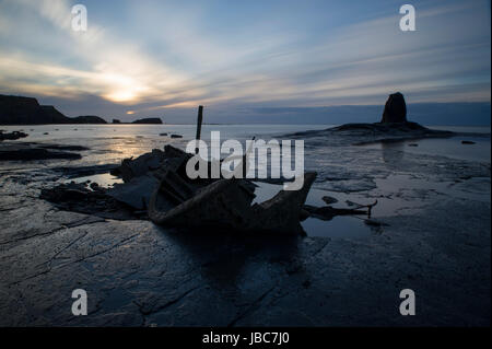 Un magnifique coucher de soleil sur l'épave de l'amiral Tromp Von Saltwick à Whitby, baie sur la côte du Yorkshire du Nord Banque D'Images