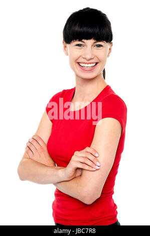 Capture d'occasionnels merveilleuse jeune femme atteinte d'un poser les bras croisés. Banque D'Images