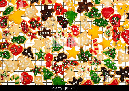 Grille de refroidissement avec des petits sablés faits maison biscuits de Noël sur fond blanc d'en haut Banque D'Images