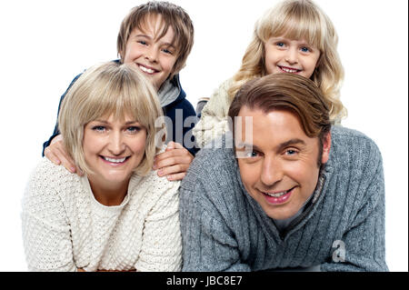 Les enfants entrain de s'amuser avec leurs parents à l'intérieur. Tous habillés en vêtements d'hiver. Banque D'Images