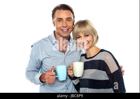 Couple de commencer la journée avec une tasse de café. Chérir les ensemble. Banque D'Images