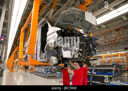 24.10.2016, Pologne, Wielkopolska, Wrzesnia - Construction du nouveau Crafter, ligne de montage dans la nouvelle usine de Volkswagen Véhicules Utilitaires. Avec ? 800 millions, Poznań est le plus élevé l'investissement étranger en Pologne. Avec 3000 employés, 100 000 véhicules seront produits chaque année. 00A161024D018CAROEX.JPG - pas à vendre dans la région de G E R M A N Y, A U S T R I A, S W I T Z E R L A N D [communiqué de modèle : Non, des biens : non (c) agence photo caro / http://www.caro-images.pl, info@carofoto.pl Bastian, - en cas d'utilisation de la photo pour tout usage, veuillez contacter l'Agence - la photo est soumise à Banque D'Images