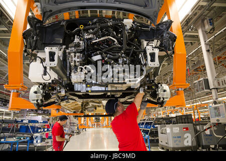 24.10.2016, Pologne, Wielkopolska, Wrzesnia - Construction du nouveau Crafter, ligne de montage dans la nouvelle usine de Volkswagen Véhicules Utilitaires. Avec ? 800 millions, Poznań est le plus élevé l'investissement étranger en Pologne. Avec 3000 employés, 100 000 véhicules seront produits chaque année. 00A161024D032CAROEX.JPG - pas à vendre dans la région de G E R M A N Y, A U S T R I A, S W I T Z E R L A N D [communiqué de modèle : Non, des biens : non (c) agence photo caro / http://www.caro-images.pl, info@carofoto.pl Bastian, - en cas d'utilisation de la photo pour tout usage, veuillez contacter l'Agence - la photo est soumise à Banque D'Images