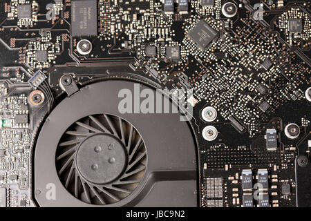Système de refroidissement pour ordinateur portable sur une carte de circuits électroniques Banque D'Images