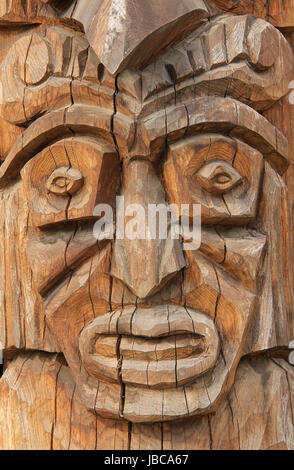 Rituel africain sculpté en bois près de la statue. Banque D'Images