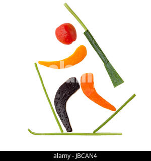 Fruits et légumes dans la forme d'un ski biathlète un dernier tour après un tour de pénalité. Banque D'Images