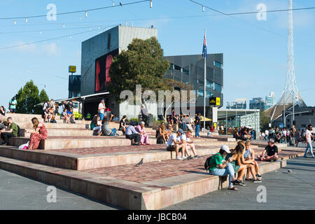 Vue sur plaza à Federation Square, dans le centre de Melbourne, Victoria, Australie. Banque D'Images