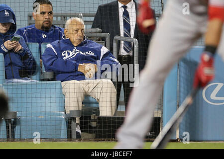 Los Angeles, CA, USA. 9 juin, 2017. Légende Tommy Lasorda Dodgers regarde le match entre les Reds de Cincinnati et Les Dodgers de Los Angeles, le Dodger Stadium à Los Angeles, CA. Peter Renner and Co /CSM/Alamy Live News Banque D'Images