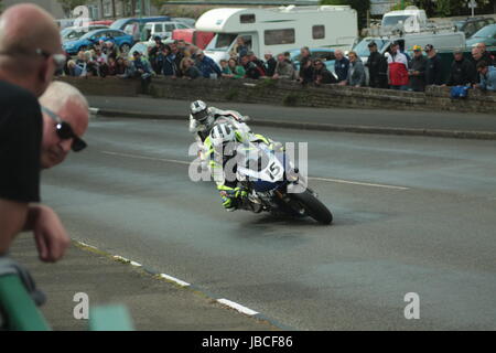 L'île de Man, îles britanniques (UK). 9 juin, 2017. Course passionnante comme numéro 15, William Dunlop est chassé par Cruickshank's Corner par numéro 16 Joshua Brookes. La course Senior TT. Informations détaillées (https://www.iomtt.com/TT-Database.aspx) concurrent : Crédit : Louisa Jane Bawden/Alamy Live News. Banque D'Images