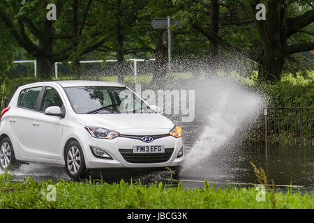 Tarleton, Lancashire, Royaume-Uni. Météo britannique. Inondation après des pluies torrentielles, ce qui rend difficile les conditions de conduite. Après une forte averse, la visibilité était extrêmement limitée, avec les flaques d'eau, l'eau de surface et un risque d'aquaplaning, avec une perte d'adhérence et réponse de la direction. La prévision est de poursuivre et de fortes pluies persistantes souvent lentement vers l'Est, avec de forts vents. /AlamyLiveNews MediaWorldImages crédit ; Banque D'Images