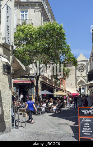 Montpellier, Hérault, Occitanie, France. 09Th Juin, 2017. Très beau temps sur la ville de Montpellier, les habitants et les touristes de manger dans le quartier Saint Roch. Credit : Digitalman/Alamy Live News Banque D'Images