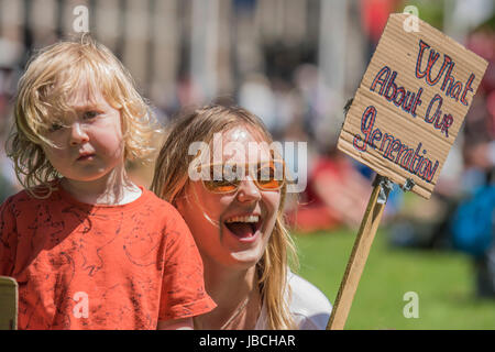 Londres, Royaume-Uni. 10 Juin, 2017. Malachie, 2 et demi avec sa mère Mary Lewis Whitehead - un jour après le résultat des élections, les manifestants se rassemblent pour demander de Theresa peut abandonner et ne conclure un accord avec la DUP. Les gens qui ont peur en raison de leur point de vue sur le mariage gay, abrtion etc. Westminster, Londres, 10 juin 2017 Crédit : Guy Bell/Alamy Live News Banque D'Images