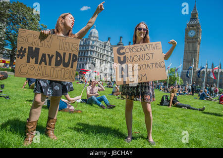 Londres, Royaume-Uni. 10 Juin, 2017. Un jour après le résultat des élections, les manifestants se rassemblent pour demander de Theresa peut abandonner et ne conclure un accord avec la DUP. Les gens qui ont peur en raison de leur point de vue sur le mariage gay, abrtion etc. Westminster, Londres, 10 juin 2017 Crédit : Guy Bell/Alamy Live News Banque D'Images