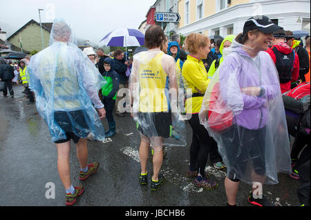 Llanwrtyd Wells, Royaume-Uni. 10 juin 2017. Glissières de porter des capes en plastique. Journée humide pour les concurrents dans l'homme V Horse Marathon. Porteur et chevaux en compétition dans les quelque 35 km homme cheval robuste sur marathon V terrain gallois. L'événement est parrainé par toute la terre et les aliments a été conçu en 1980 par Gordon Green après avoir entendu un débat à la pub Neuadd Arms, Llanwrtyd Wells, à savoir si l'homme était égale à l'exécution de cross country à distance. Credit : Graham M. Lawrence/Alamy Live News Banque D'Images