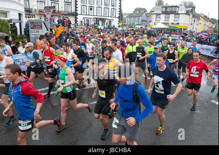 Llanwrtyd Wells, Royaume-Uni. 10 juin 2017. Porteur a déclenché sur le marathon. Journée humide pour les concurrents dans l'homme V Horse Marathon. Porteur et chevaux en compétition dans les quelque 35 km homme cheval robuste sur marathon V terrain gallois. L'événement est parrainé par toute la terre et les aliments a été conçu en 1980 par Gordon Green après avoir entendu un débat à la pub Neuadd Arms, Llanwrtyd Wells, à savoir si l'homme était égale à l'exécution de cross country à distance. Credit : Graham M. Lawrence/Alamy Live News Banque D'Images