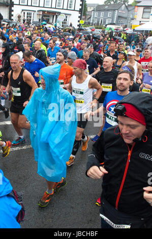 Llanwrtyd Wells, Royaume-Uni. 10 juin 2017. Glissières de porter des capes en plastique. Journée humide pour les concurrents dans l'homme V Horse Marathon. Porteur et chevaux en compétition dans les quelque 35 km homme cheval robuste sur marathon V terrain gallois. L'événement est parrainé par toute la terre et les aliments a été conçu en 1980 par Gordon Green après avoir entendu un débat à la pub Neuadd Arms, Llanwrtyd Wells, à savoir si l'homme était égale à l'exécution de cross country à distance. Credit : Graham M. Lawrence/Alamy Live News Banque D'Images