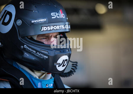 Silverstone, le Northamptonshire, Angleterre. 10 Juin, 2017. British GT à Silverstone. Kelvin Fletcher dans la voie des stands avant la pratique libre un crédit : Steven re/Alamy Live News Banque D'Images