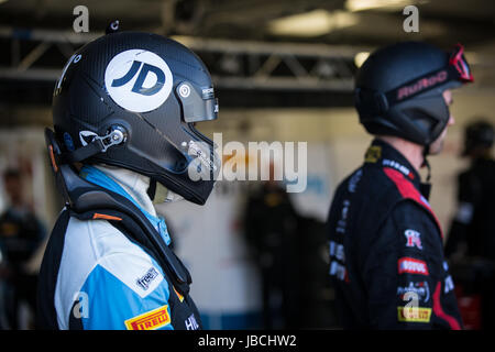 Silverstone, le Northamptonshire, Angleterre. 10 Juin, 2017. British GT à Silverstone. Kelvin Fletcher dans la voie des stands avant la pratique libre un crédit : Steven re/Alamy Live News Banque D'Images