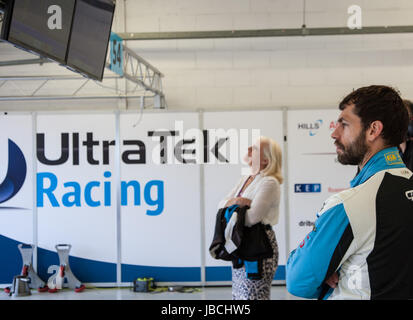 Silverstone, le Northamptonshire, Angleterre. 10 Juin, 2017. British GT à Silverstone. Kelvin Fletcher dans la voie des stands avant la pratique libre un crédit : Steven re/Alamy Live News Banque D'Images