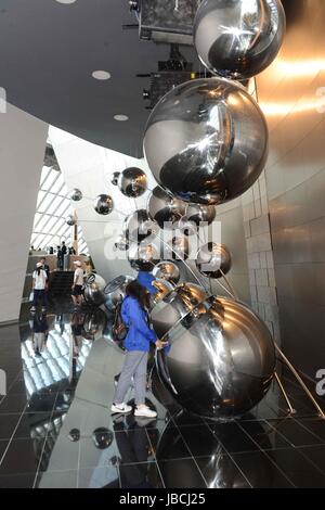 Astana, Kazakhstan. 10 Juin, 2017. Personnes visitent le pavillon national chinois de l'Expo 2017 à Astana, Kazakhstan, le 10 juin 2017. L'Astana Expo 2017 est prévue le 10 juin au 10 septembre, la première fois pour un pays d'Asie centrale d'accueillir un événement mondial de ce type. Plus de 100 pays et 10 organisations internationales participeront à l'exposition. Credit : Sadate/Xinhua/Alamy Live News Banque D'Images