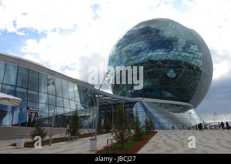 Astana, Kazakhstan. 10 Juin, 2017. Les visiteurs à l'Expo 2017 à Astana, Kazakhstan, le 10 juin 2017. L'Astana Expo 2017 est prévue le 10 juin au 10 septembre, la première fois pour un pays d'Asie centrale d'accueillir un événement mondial de ce type. Plus de 100 pays et 10 organisations internationales participeront à l'exposition. Credit : Sadate/Xinhua/Alamy Live News Banque D'Images