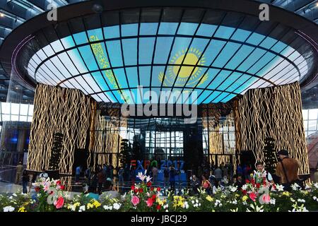 Astana, Kazakhstan. 10 Juin, 2017. Personnes visitent le pavillon national Kazakh de l'Expo 2017 à Astana, Kazakhstan, le 10 juin 2017. L'Astana Expo 2017 est prévue le 10 juin au 10 septembre, la première fois pour un pays d'Asie centrale d'accueillir un événement mondial de ce type. Plus de 100 pays et 10 organisations internationales participeront à l'exposition. Credit : Sadate/Xinhua/Alamy Live News Banque D'Images