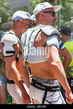 Tel Aviv, Israël. 09Th Juin, 2017. 'American Football" à la parade Gay à Tel Aviv. 9 juin 2017 Crédit : Yuri Turkov/Alamy Live News Banque D'Images
