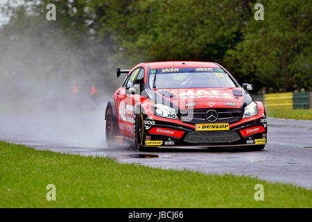 Dalton sur les tés, au Royaume-Uni. 10, juin 2017. Adam Morgan driving car le numéro 33, la Mercedes-Benz A-Class pour Ciceley Motorsport, à l'Dunlopr MSA British Touring Car Championship à Croft Circuit. La conduite dans Heavy Rain sur la Dunlop MSA British Touring Car Championship Pratique libre. © Rob Chambers/ Alamy Live News Banque D'Images