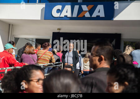 SÃO PAULO, SP - 10.06.2017 : SAQUE DE CONTAS N'INATIVAS FGTS EM SP - Caixa Econômica Federal ouvre le samedi (10) pour maintenir le quatrième lot de comptes inactifs de la FGTS. La valeur disponible pour le retrait est de 10,9 milliards de dollars, la FGTS sera en mesure d'extraire les personnes nées en septembre, octobre et novembre. (Photo : Tom Vieira Freitas/Fotoarena) Banque D'Images