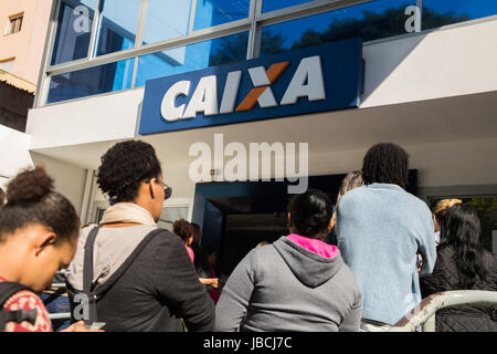 SÃO PAULO, SP - 10.06.2017 : SAQUE DE CONTAS N'INATIVAS FGTS EM SP - Caixa Econômica Federal ouvre le samedi (10) pour maintenir le quatrième lot de comptes inactifs de la FGTS. La valeur disponible pour le retrait est de 10,9 milliards de dollars, la FGTS sera en mesure d'extraire les personnes nées en septembre, octobre et novembre. (Photo : Tom Vieira Freitas/Fotoarena) Banque D'Images