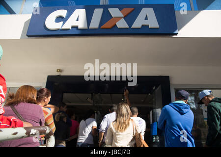 SÃO PAULO, SP - 10.06.2017 : SAQUE DE CONTAS N'INATIVAS FGTS EM SP - Caixa Econômica Federal ouvre le samedi (10) pour maintenir le quatrième lot de comptes inactifs de la FGTS. La valeur disponible pour le retrait est de 10,9 milliards de dollars, la FGTS sera en mesure d'extraire les personnes nées en septembre, octobre et novembre. (Photo : Tom Vieira Freitas/Fotoarena) Banque D'Images