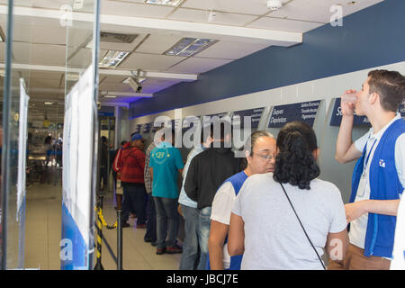 SÃO PAULO, SP - 10.06.2017 : SAQUE DE CONTAS N'INATIVAS FGTS EM SP - Caixa Econômica Federal ouvre le samedi (10) pour maintenir le quatrième lot de comptes inactifs de la FGTS. La valeur disponible pour le retrait est de 10,9 milliards de dollars, la FGTS sera en mesure d'extraire les personnes nées en septembre, octobre et novembre. (Photo : Tom Vieira Freitas/Fotoarena) Banque D'Images