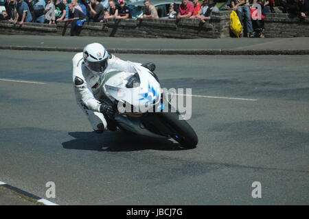 L'île de Man, îles britanniques (UK). 9 juin, 2017. Favori du nombre, Guy Martin (Mugen) à Cruickshank's Corner, Ramsey, Ile de Man, Royaume-Uni. TT ses émissions zéro course. Informations détaillées (https://www.iomtt.com/TT-Database.aspx) concurrent : Crédit : Louisa Jane Bawden/Alamy Live News. Banque D'Images