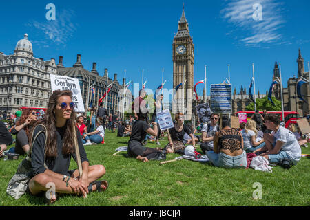 Londres, Royaume-Uni. 10 Juin, 2017. Un jour après le résultat des élections, les manifestants se rassemblent pour demander de Theresa peut abandonner et ne conclure un accord avec la DUP. Les gens qui ont peur en raison de leur point de vue sur le mariage gay, abrtion etc. Westminster, Londres, 10 juin 2017 Crédit : Guy Bell/Alamy Live News Banque D'Images