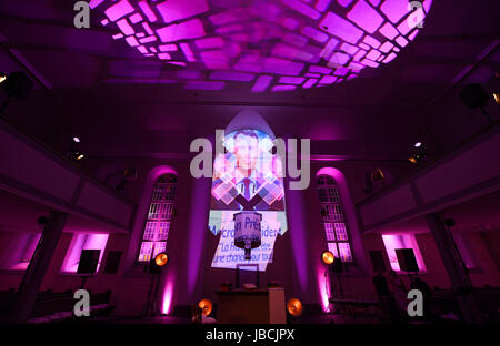 Rüsselsheim, Allemagne. 10 Juin, 2017. Une installation lumineuse à l 'église protestante" Zeitkirche montre un portrait du nouveau président français Emmanuel Macron au cours de 2017 au Hessentag Ruesselsheim, Allemagne, 10 juin 2017. Le Hessentag fonctionne sous le thème de "AIN Rüsselsheim - UNSER Hessen' (lit. Mon Ruesselsheim - nos Hesse). Autour de 1 millions de visiteurs sont attendus à l'état de Hesse, festival qui se déroule du 9 au 18 juin. Photo : Arne Dedert/dpa/Alamy Live News Banque D'Images