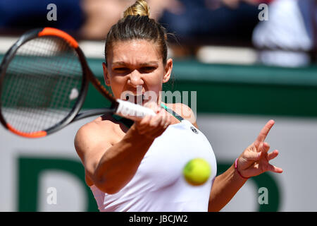 Paris, France. 10 Juin, 2017. De : Simona Roumanie renvoie la balle à Jelena Ostapenko de Lettonie lors de la finale féminine à l'Open de France 2017 Tournoi de tennis à Paris, France, le 10 juin 2017. Crédit : Chen Yichen/Xinhua/Alamy Live News Banque D'Images