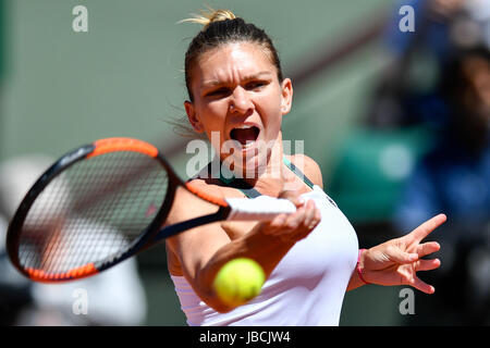 Paris, France. 10 Juin, 2017. De : Simona Roumanie renvoie la balle à Jelena Ostapenko de Lettonie lors de la finale féminine à l'Open de France 2017 Tournoi de tennis à Paris, France, le 10 juin 2017. Crédit : Chen Yichen/Xinhua/Alamy Live News Banque D'Images