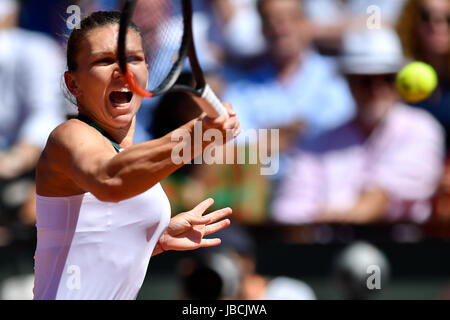 Paris, France. 10 Juin, 2017. De : Simona Roumanie renvoie la balle à Jelena Ostapenko de Lettonie lors de la finale féminine à l'Open de France 2017 Tournoi de tennis à Paris, France, le 10 juin 2017. Crédit : Chen Yichen/Xinhua/Alamy Live News Banque D'Images